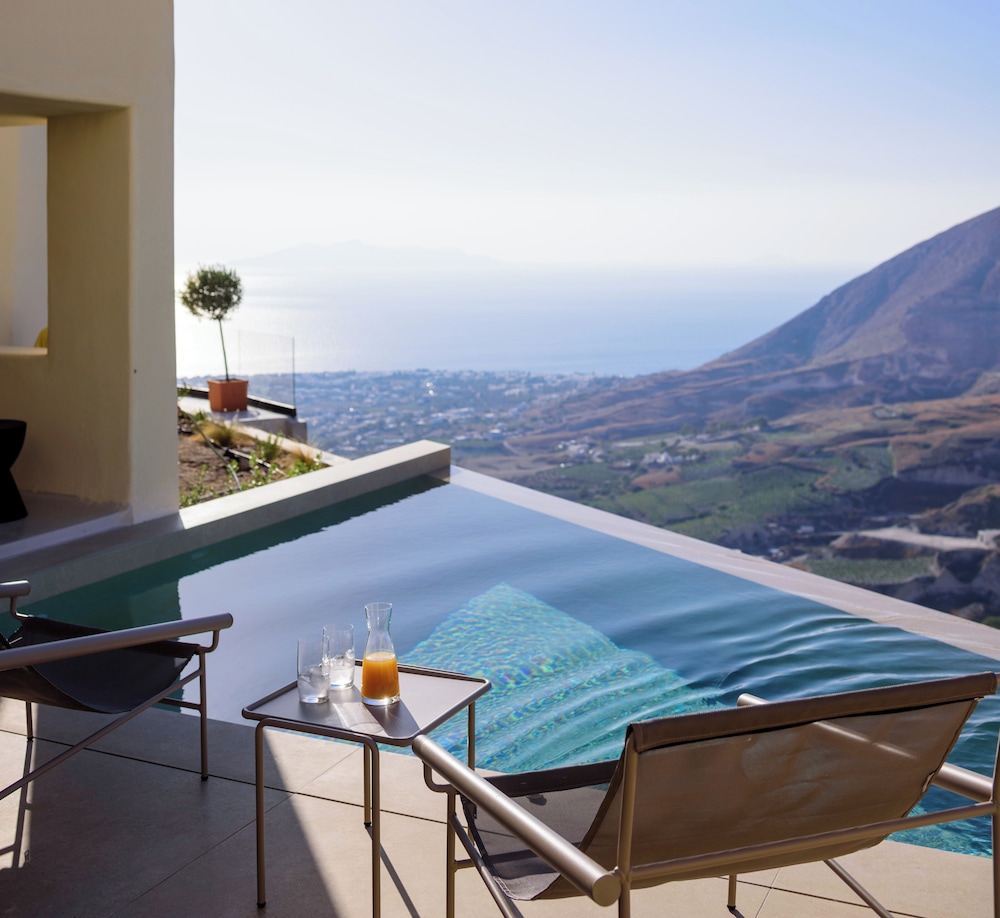 Elessa Hotel — Swimming pool in Pyrgos Kallistis, South Aegean
