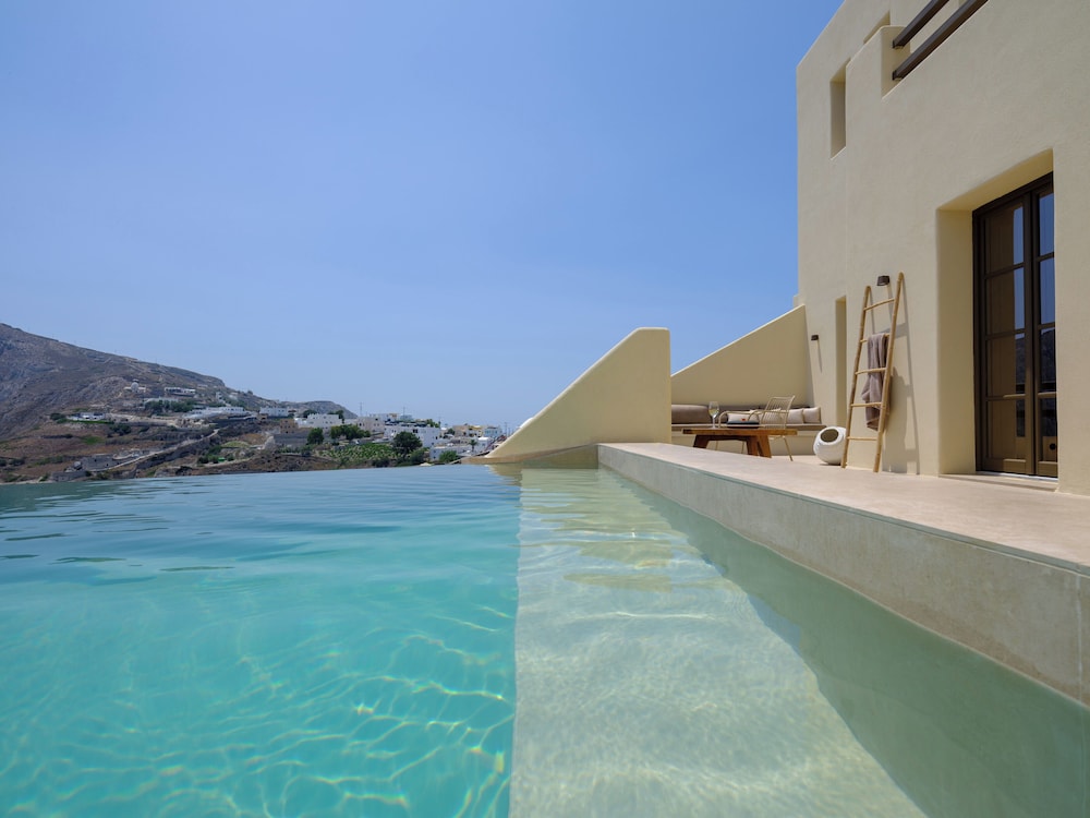 Elessa Hotel — Swimming pool in Pyrgos Kallistis, South Aegean