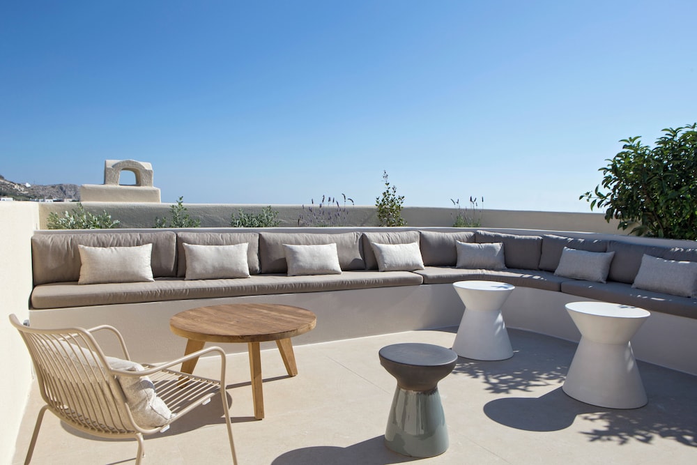 Elessa Hotel — Hotel building in Pyrgos Kallistis, South Aegean