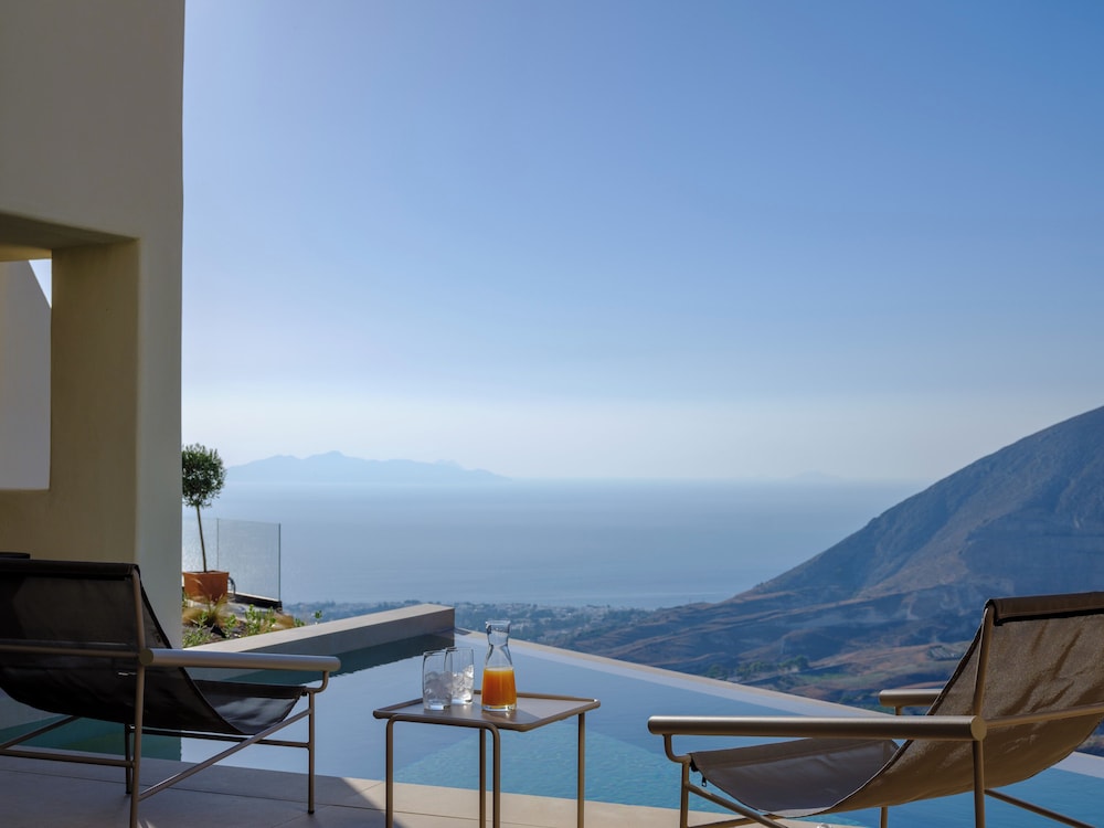 Elessa Hotel — Swimming pool in Pyrgos Kallistis, South Aegean