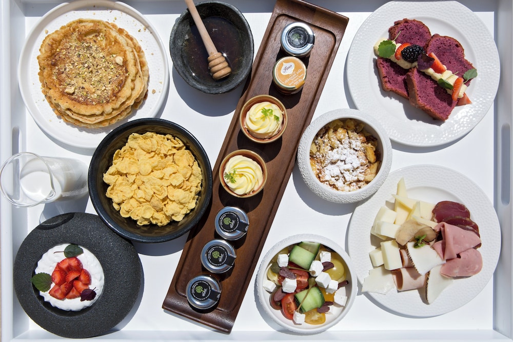 Elessa Hotel — Restaurant & bars in Pyrgos Kallistis, South Aegean