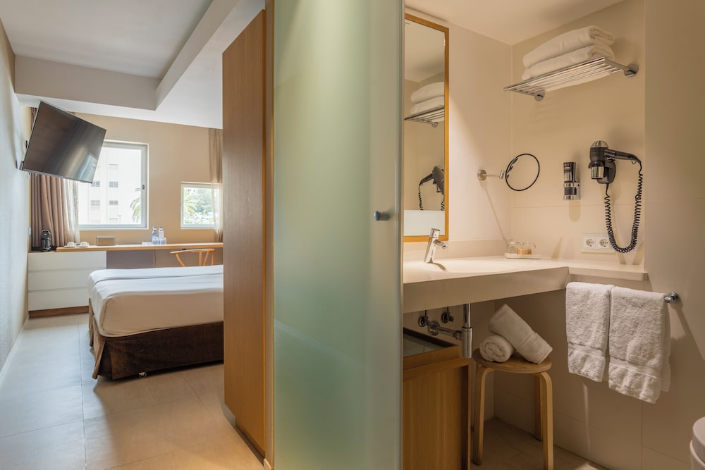 Leonardo Boutique Mallorca Port Portals - Adults Only — Hotel rooms in Portals Nous, Balearic Islands