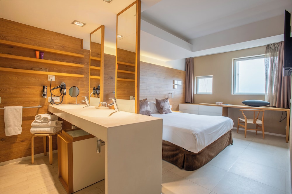 Leonardo Boutique Mallorca Port Portals - Adults Only — Hotel rooms in Portals Nous, Balearic Islands