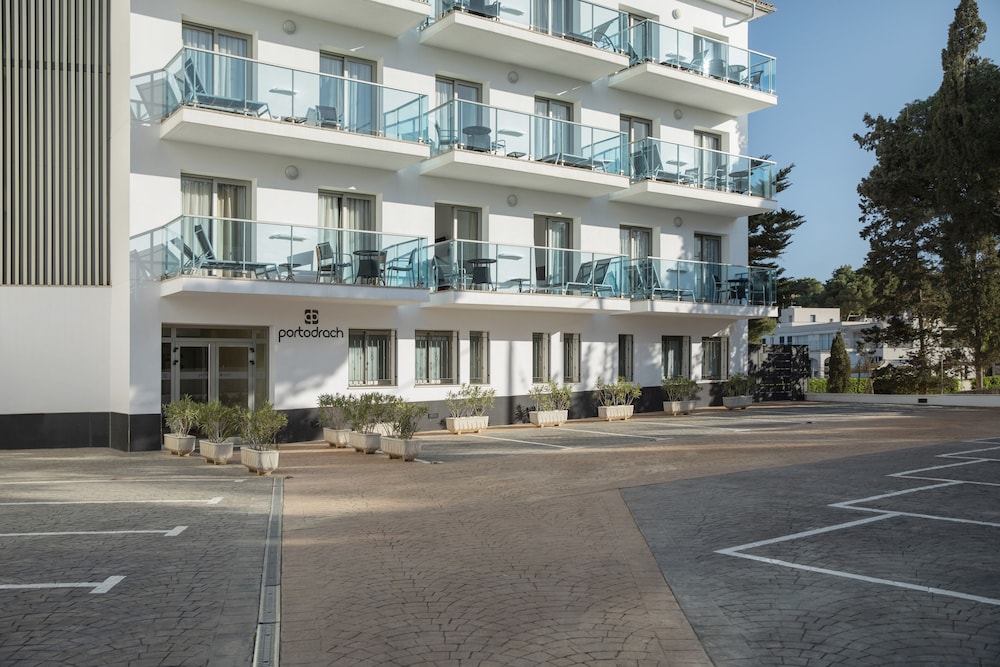 Portodrach Aparthotel & Suites — Hotel building in Porto Cristo, Balearic Islands