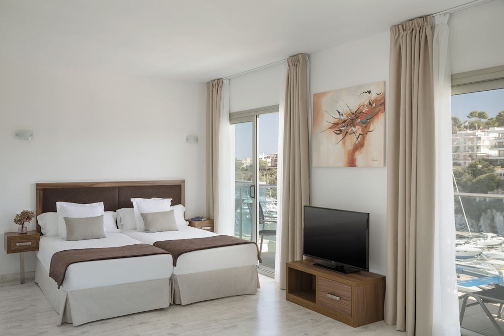 Portodrach Aparthotel & Suites — Hotel rooms in Porto Cristo, Balearic Islands
