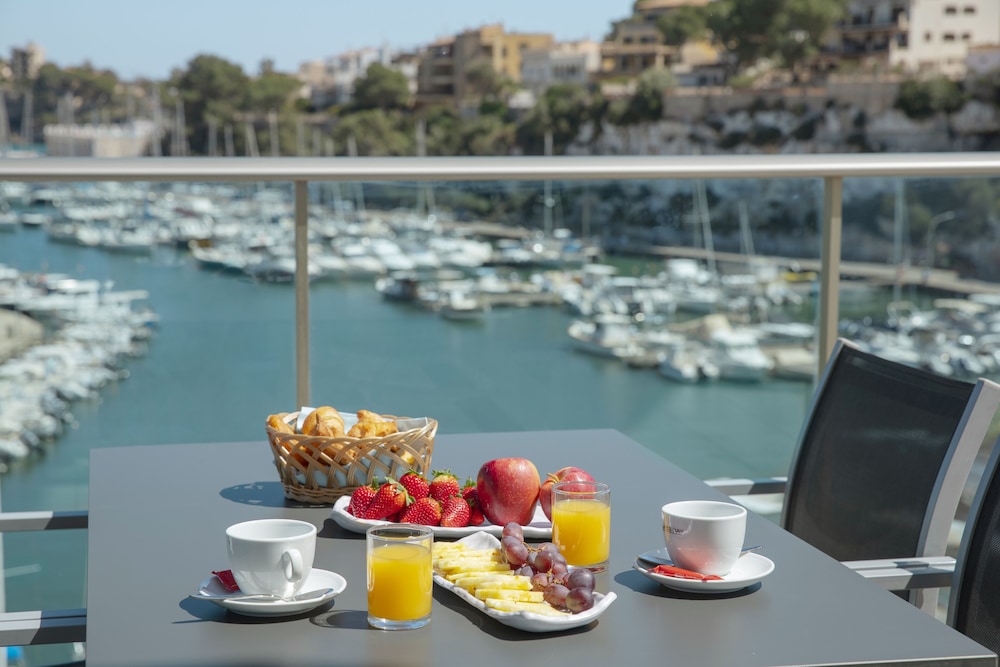 Portodrach Aparthotel & Suites — Restaurant & bars in Porto Cristo, Balearic Islands