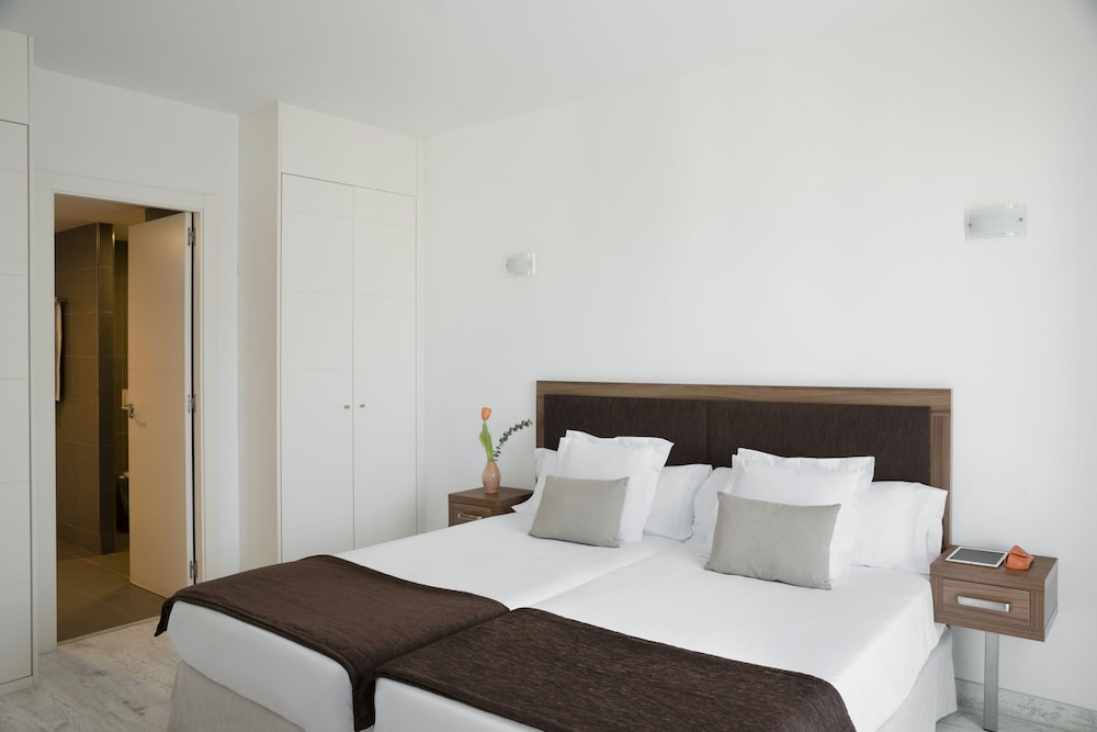 Portodrach Aparthotel & Suites — Hotel rooms in Porto Cristo, Balearic Islands