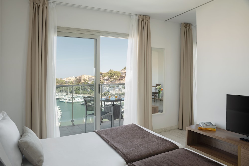 Portodrach Aparthotel & Suites — Hotel rooms in Porto Cristo, Balearic Islands