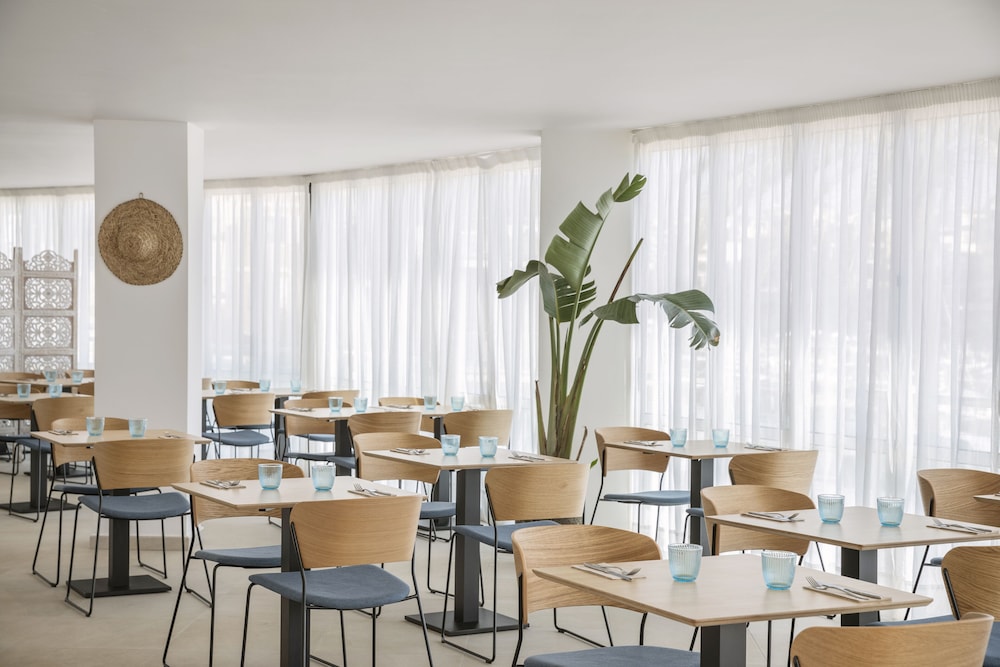 Portodrach Aparthotel & Suites — Restaurant & bars in Porto Cristo, Balearic Islands