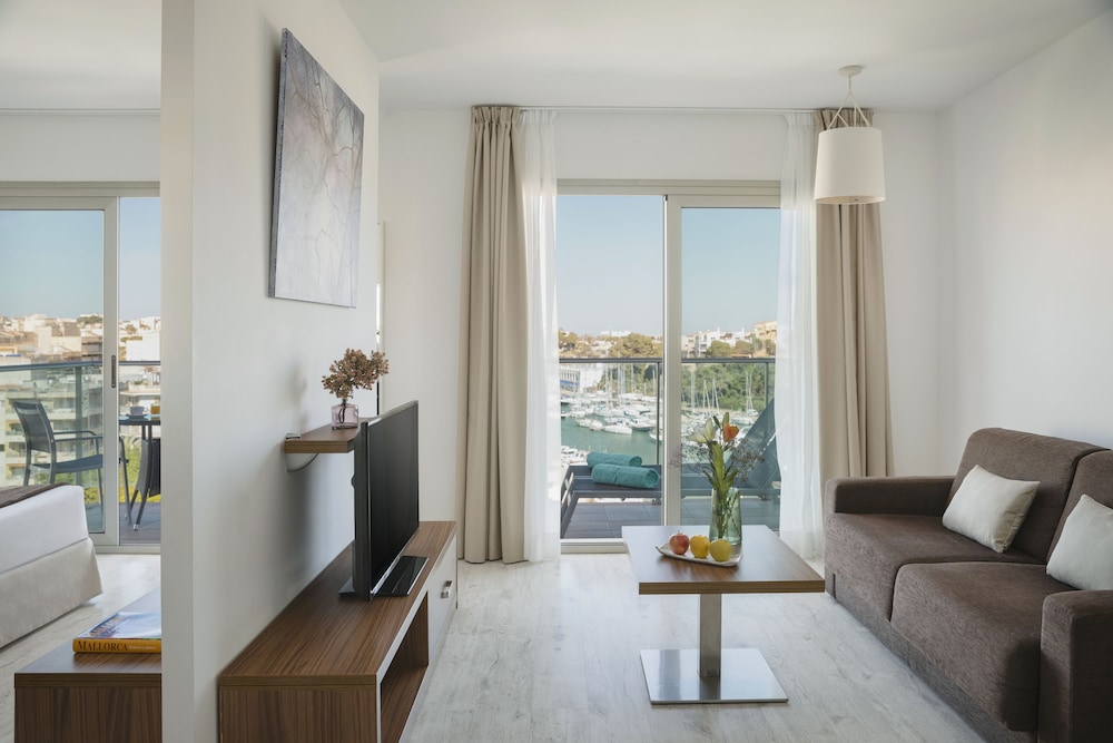 Portodrach Aparthotel & Suites — Hotel rooms in Porto Cristo, Balearic Islands
