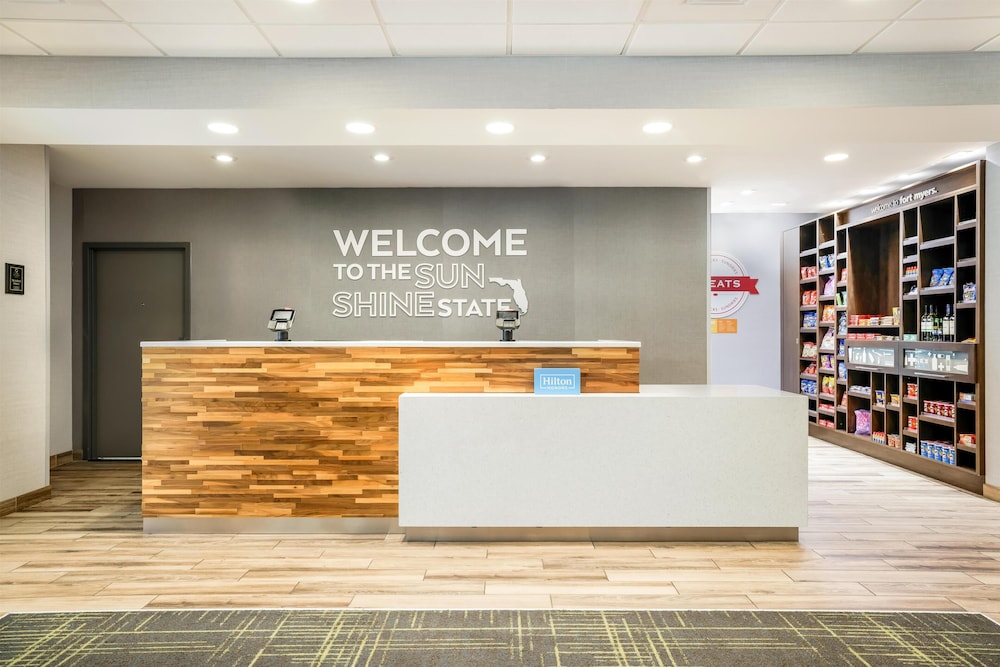 Hampton Inn Fort Myers Downtown — Hotel building in Fort Myers, Florida