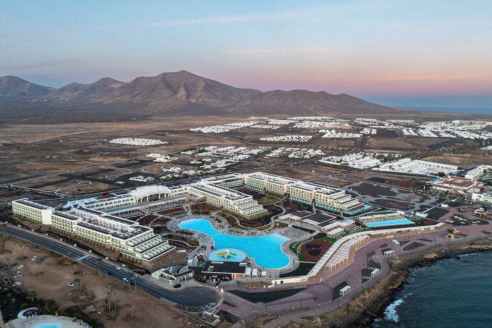 Barcelo Playa Blanca — Hotel building in Playa Blanca, Canary Islands