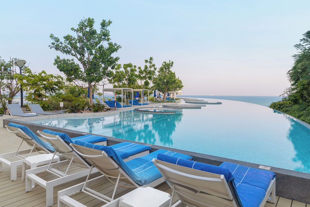 Royal Cliff Beach Terrace Hotel Pattaya — Swimming pool in Pattaya, Chonburi