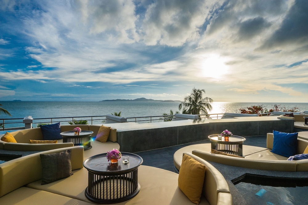 Royal Cliff Beach Terrace Hotel Pattaya — Restaurant & bars in Pattaya, Chonburi