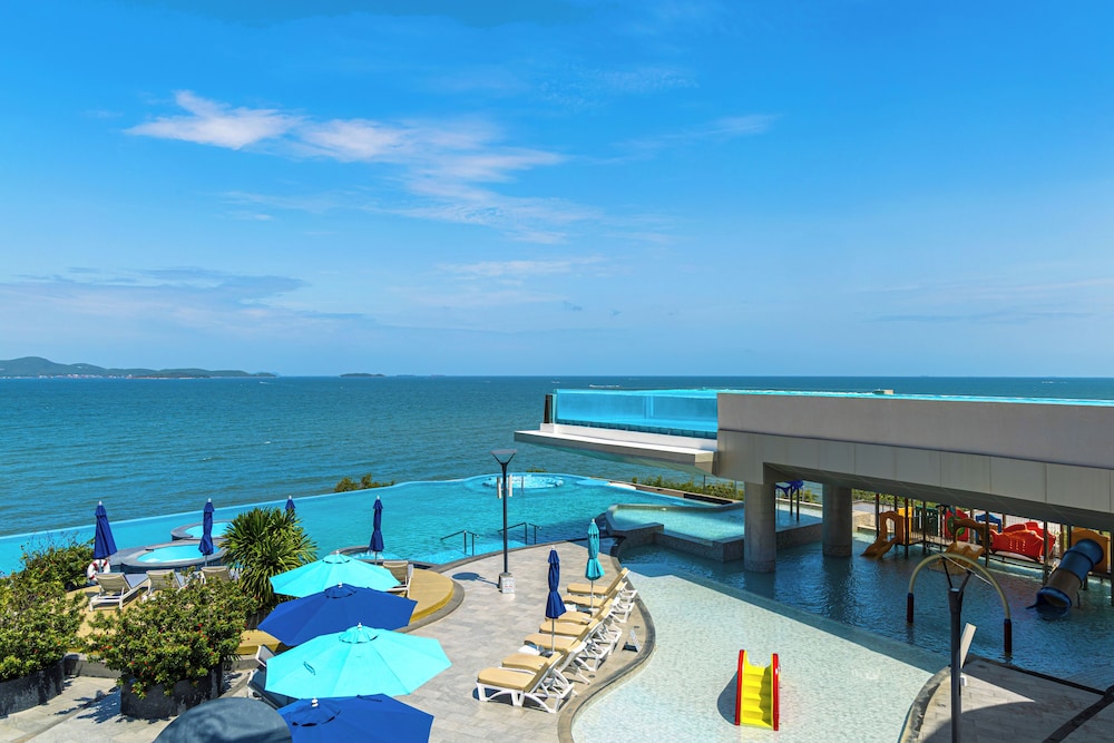 Royal Cliff Beach Terrace Hotel Pattaya — Swimming pool in Pattaya, Chonburi