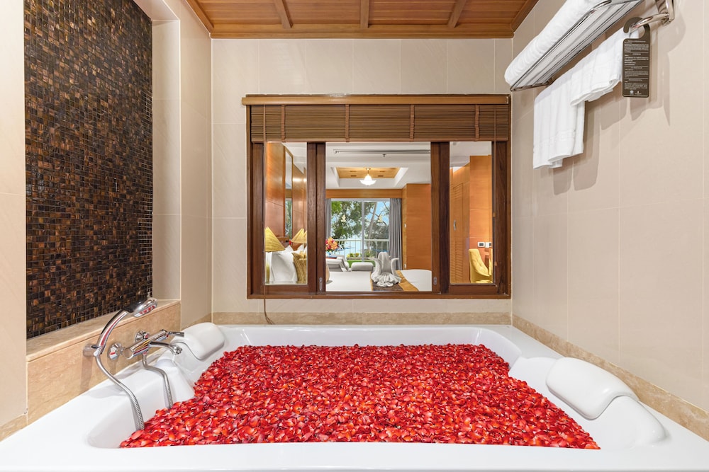 Royal Cliff Beach Terrace Hotel Pattaya — Hotel rooms in Pattaya, Chonburi