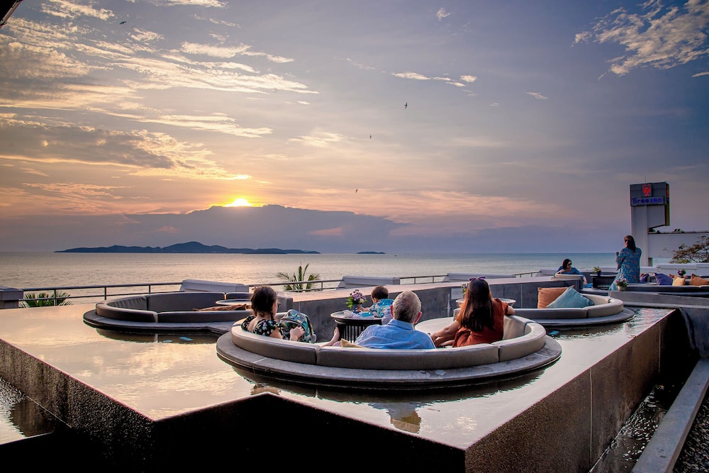 Royal Cliff Beach Terrace Hotel Pattaya — Restaurant & bars in Pattaya, Chonburi