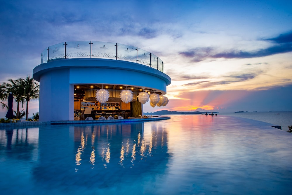 Royal Cliff Beach Terrace Hotel Pattaya — Restaurant & bars in Pattaya, Chonburi