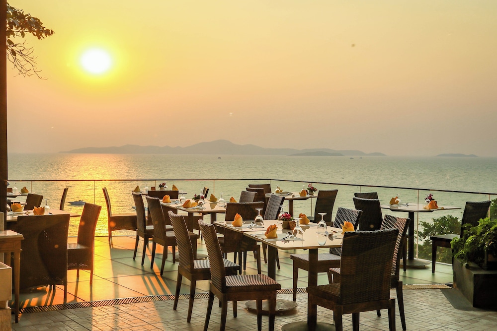 Royal Cliff Grand Hotel Pattaya — Restaurant & bars in Pattaya, Chonburi