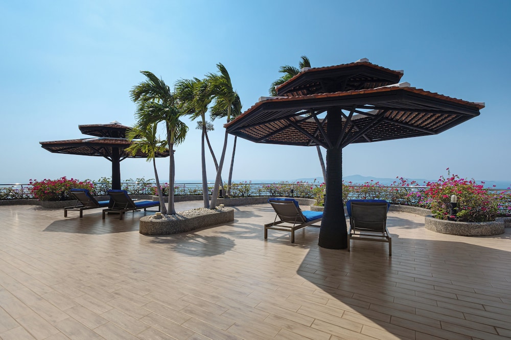 Royal Cliff Grand Hotel Pattaya — Beach in Pattaya, Chonburi