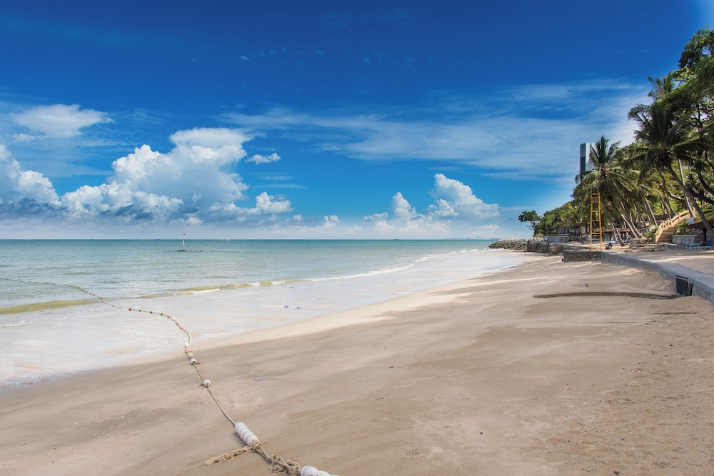 Royal Cliff Grand Hotel Pattaya — Beach in Pattaya, Chonburi