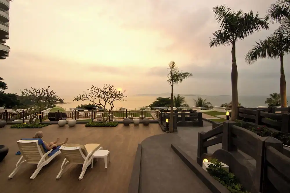 Royal Cliff Grand Hotel Pattaya — Restaurant & bars in Pattaya, Chonburi