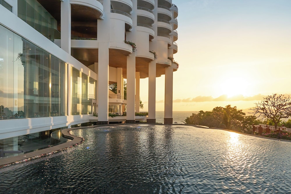 Royal Cliff Grand Hotel Pattaya — Swimming pool in Pattaya, Chonburi