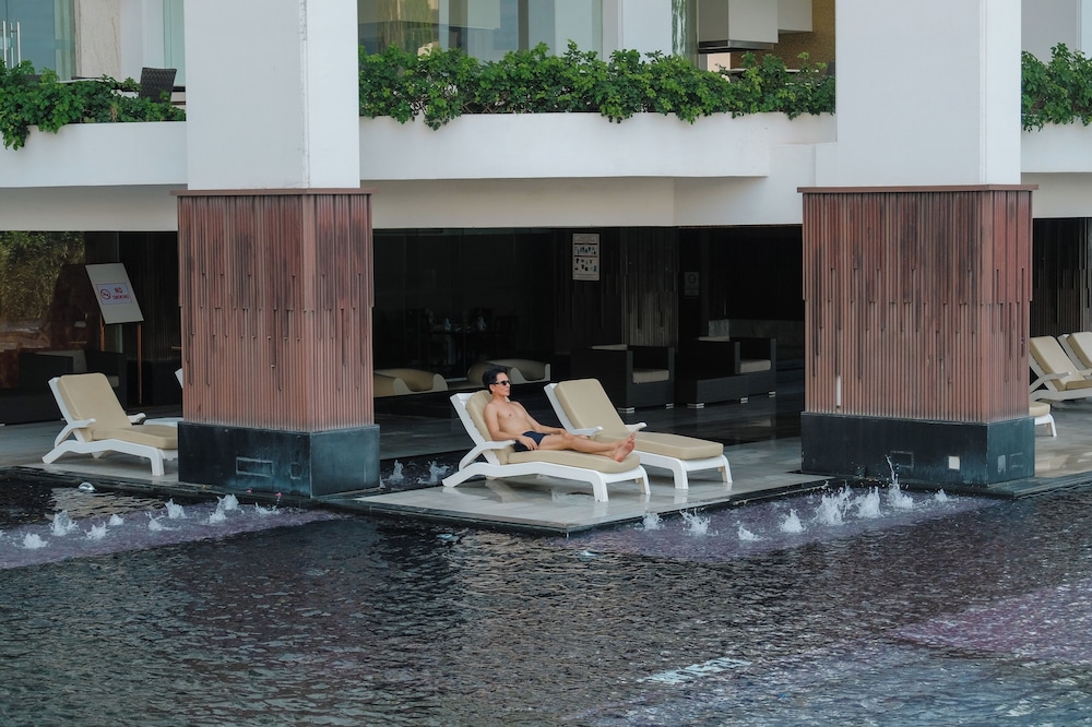 Royal Cliff Grand Hotel Pattaya — Swimming pool in Pattaya, Chonburi