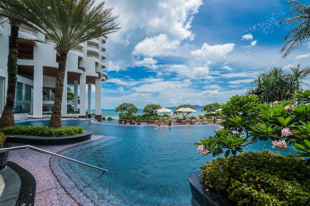 Royal Cliff Grand Hotel Pattaya — Swimming pool in Pattaya, Chonburi