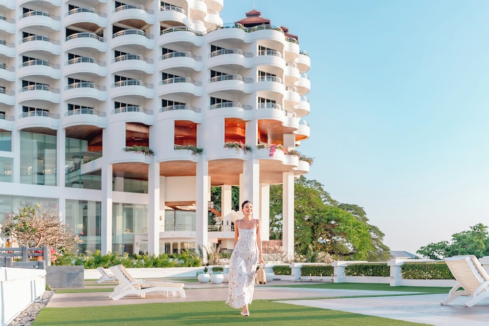 Royal Cliff Grand Hotel Pattaya — Hotel building in Pattaya, Chonburi