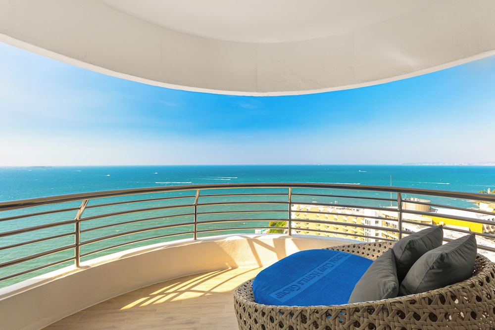 Royal Cliff Grand Hotel Pattaya — Hotel rooms in Pattaya, Chonburi