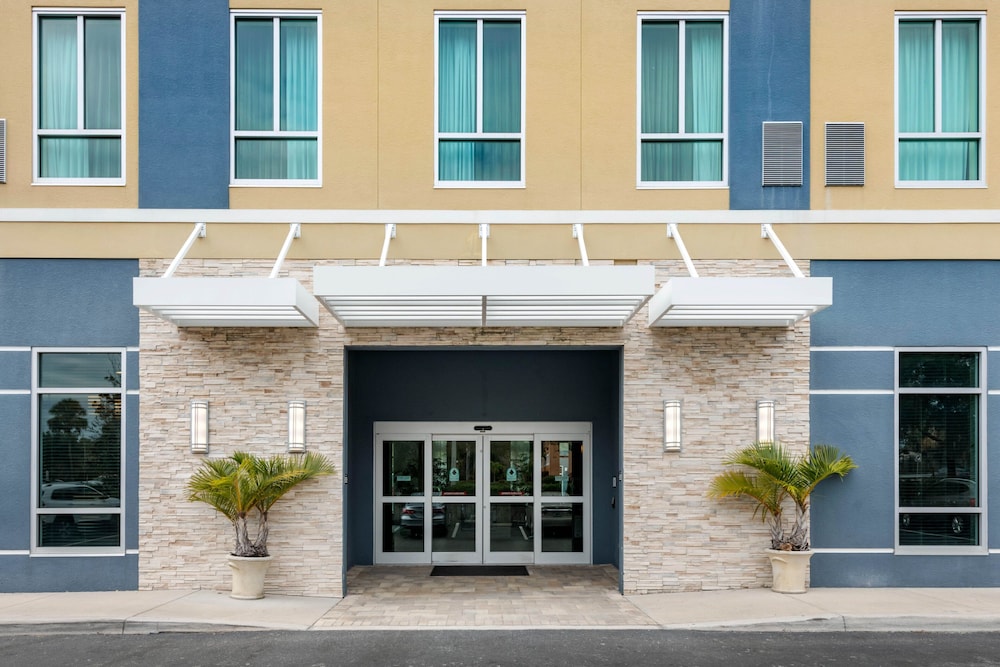 Staybridge Suites St. Petersburg Downtown by IHG — Hotel building in Gulfport, Florida