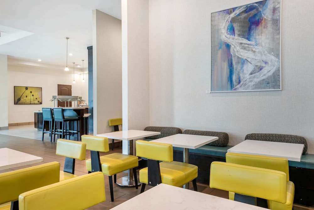 Staybridge Suites St. Petersburg Downtown by IHG — Restaurant & bars in Gulfport, Florida