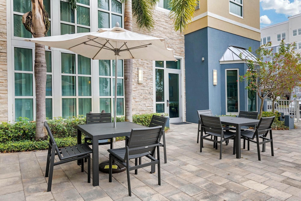 Staybridge Suites St. Petersburg Downtown by IHG — Hotel building in Gulfport, Florida