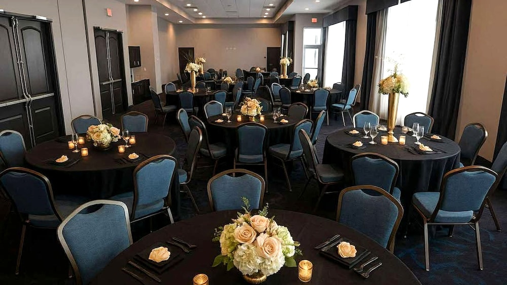 Staybridge Suites St. Petersburg Downtown by IHG — Hotel building in Gulfport, Florida