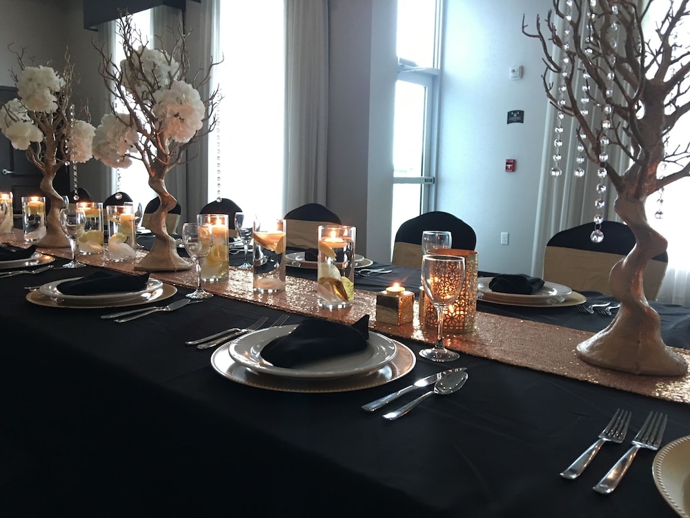 Staybridge Suites St. Petersburg Downtown by IHG — Restaurant & bars in Gulfport, Florida