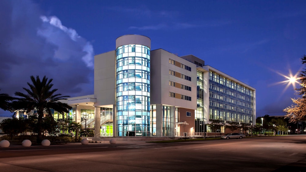 Staybridge Suites St. Petersburg Downtown by IHG — Hotel building in Gulfport, Florida