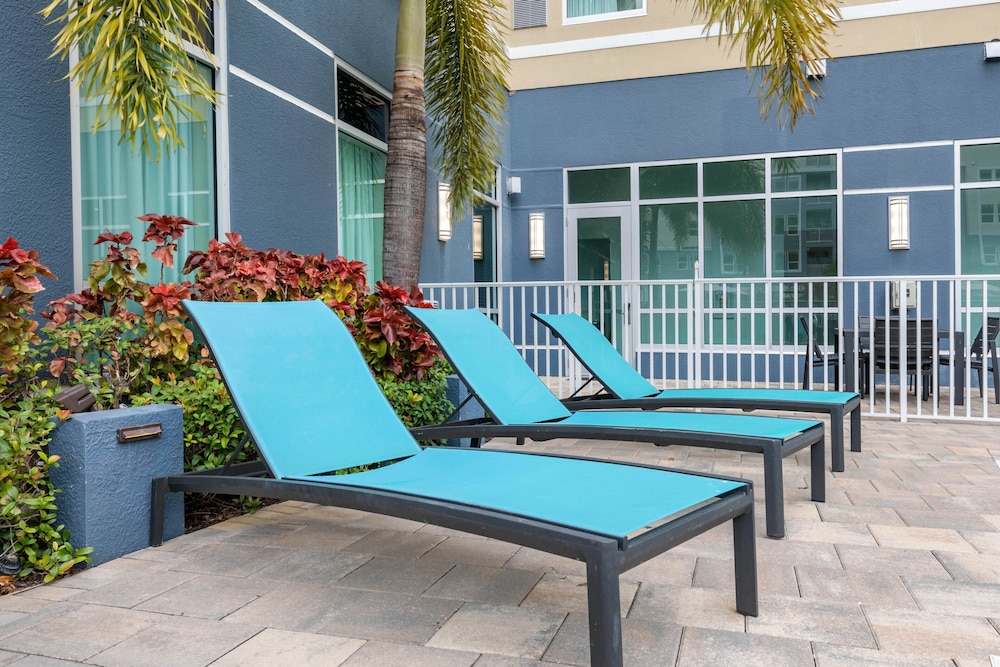 Staybridge Suites St. Petersburg Downtown by IHG — Hotel building in Gulfport, Florida