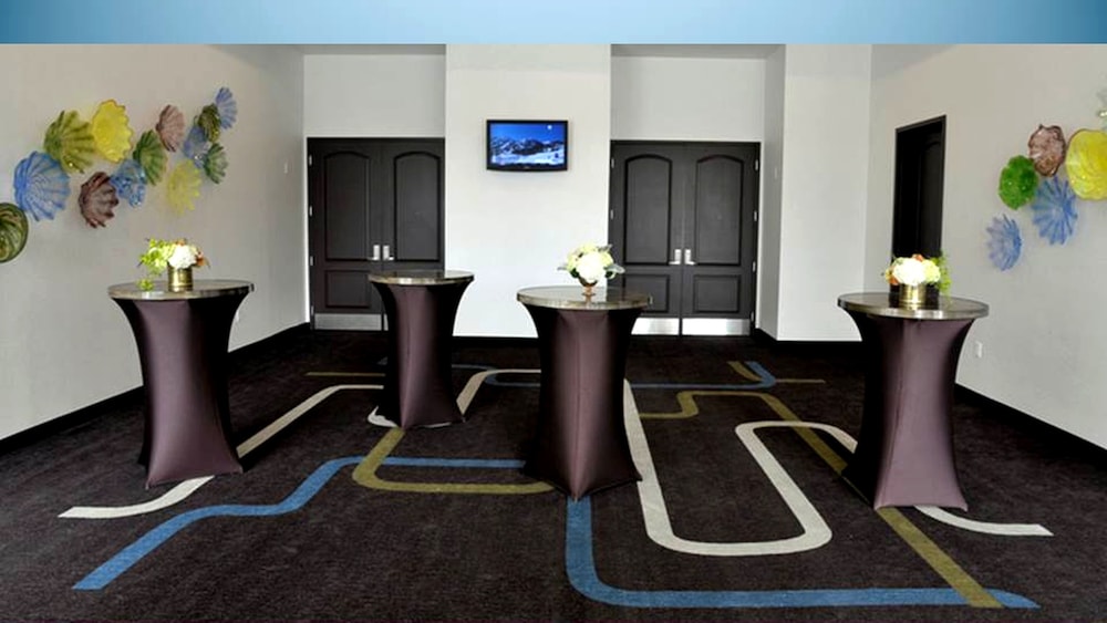 Staybridge Suites St. Petersburg Downtown by IHG — Restaurant & bars in Gulfport, Florida