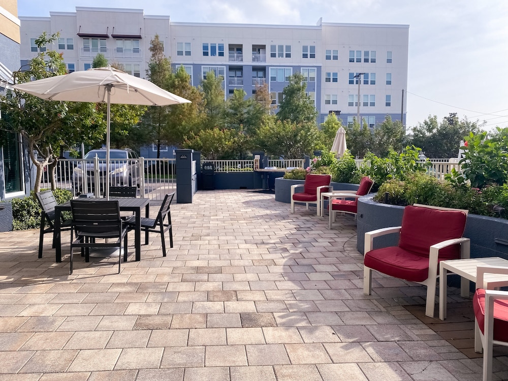 Staybridge Suites St. Petersburg Downtown by IHG — Hotel building in Gulfport, Florida