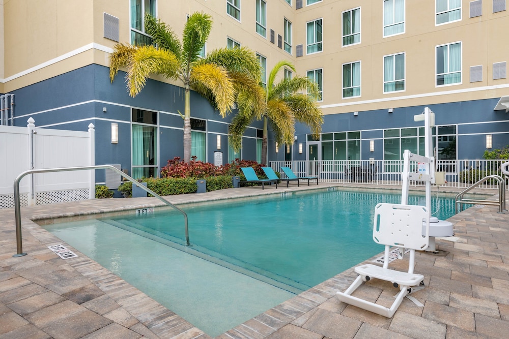 Staybridge Suites St. Petersburg Downtown by IHG — Swimming pool in Gulfport, Florida