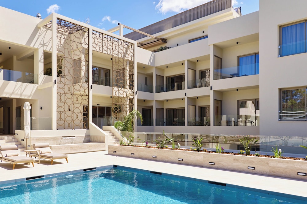 Inea Sole Boutique Hotel — Swimming pool in Chania