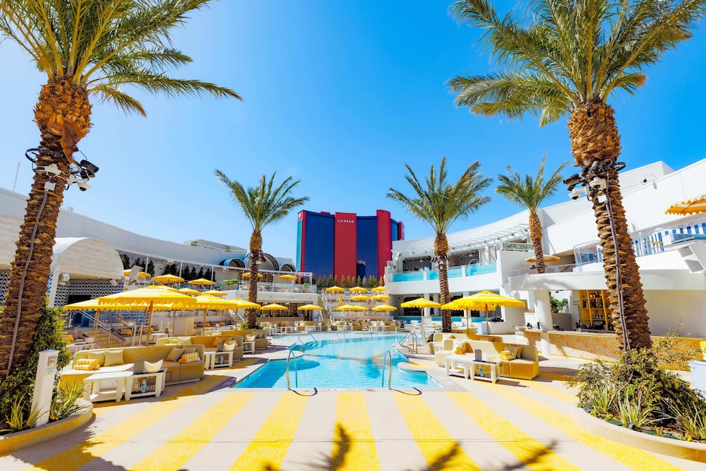 Fontainebleau Las Vegas, MICHELIN Key Award Hotel — Swimming pool in Las Vegas, Nevada
