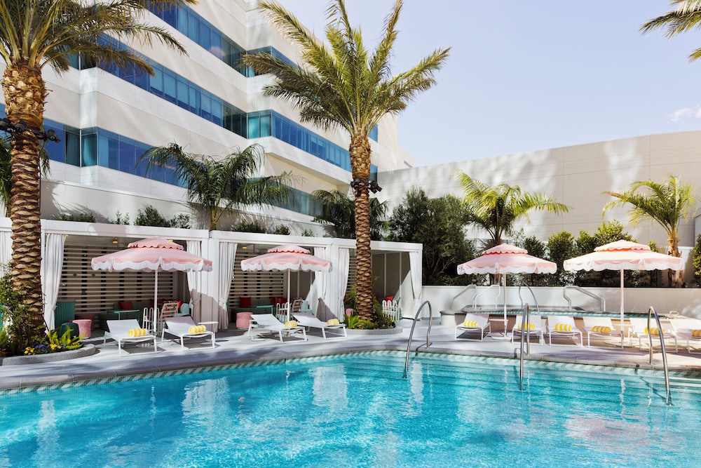 Fontainebleau Las Vegas, MICHELIN Key Award Hotel — Swimming pool in Las Vegas, Nevada