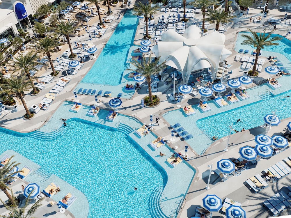 Fontainebleau Las Vegas, MICHELIN Key Award Hotel — Swimming pool in Las Vegas, Nevada