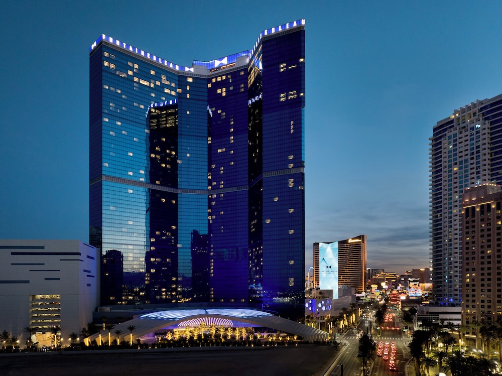Fontainebleau Las Vegas, MICHELIN Key Award Hotel — Hotel building in Las Vegas, Nevada