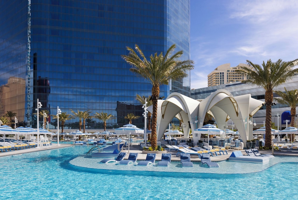 Fontainebleau Las Vegas, MICHELIN Key Award Hotel — Swimming pool in Las Vegas, Nevada