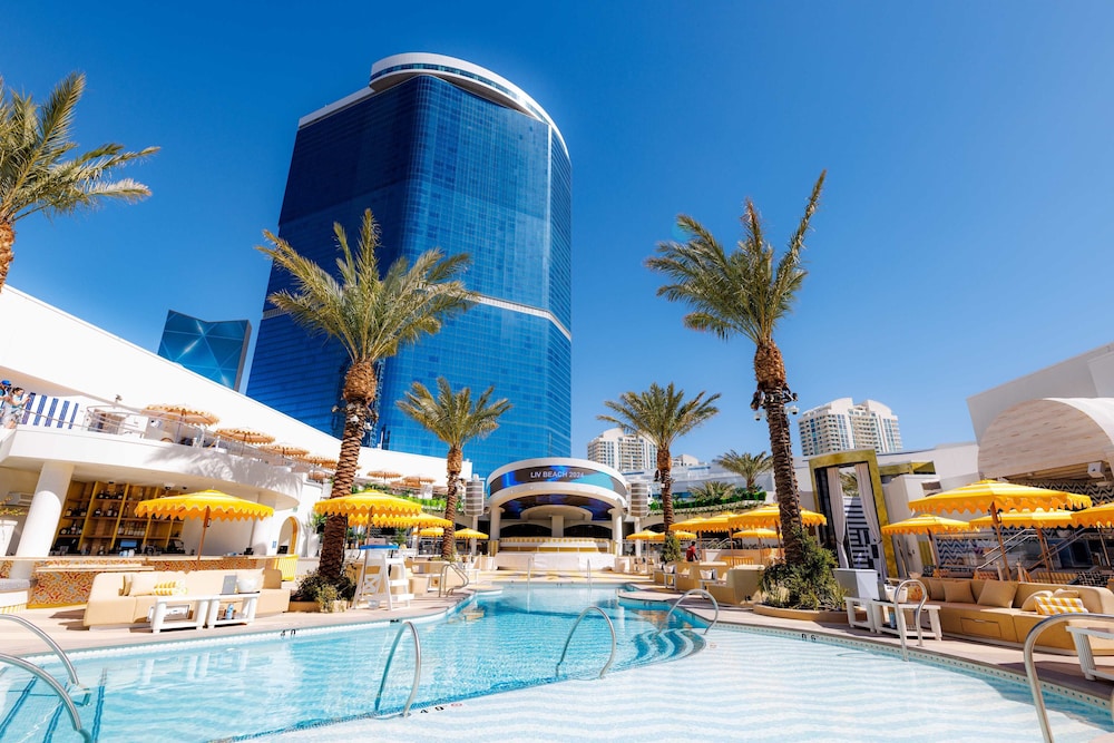 Fontainebleau Las Vegas, MICHELIN Key Award Hotel — Swimming pool in Las Vegas, Nevada