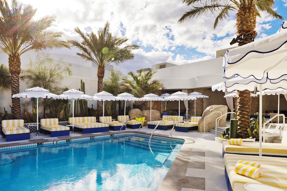 Fontainebleau Las Vegas, MICHELIN Key Award Hotel — Swimming pool in Las Vegas, Nevada