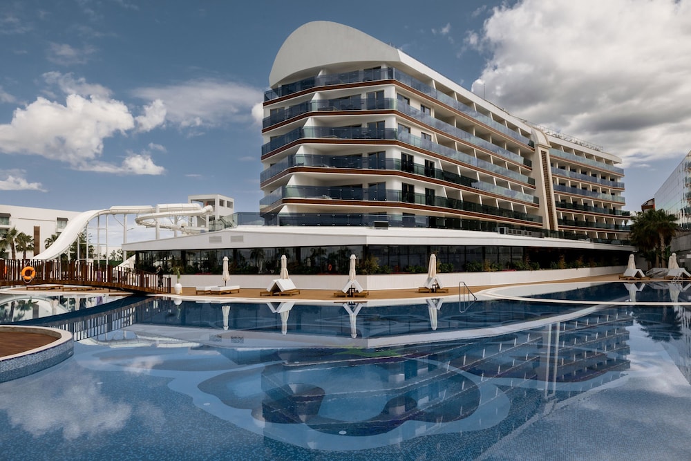 Rubi Platinum Sign - All inclusive — Hotel building in Alanya